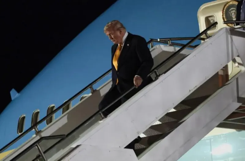 Presiden AS Donald Trump turun dari Air Force One untuk naik ke pesawat Boeing baru hadiah Qatar, dalam perjalanan ke AS, di Pangkalan Angkatan Udara Kerajaan Mildenhall, di Mildenhall, Inggris, 8 Juli