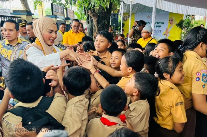 Penyaluran Beasiswa PIP di SDN 10 Cakranegara, Sari Yuliati Tegaskan Hak Setiap Anak Raih Masa Depan Cerah