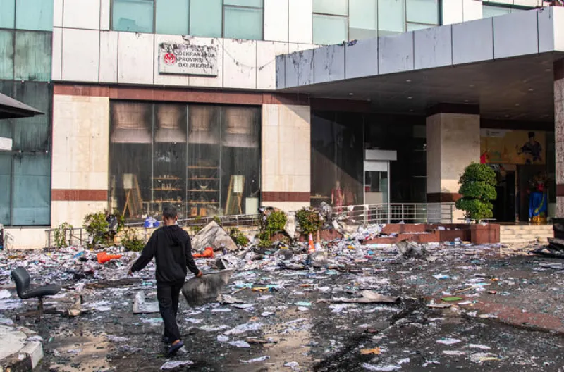 Petugas membersihkan puing bangunan pascakebakaran Gedung Badan Pendapatan Daerah (Bapenda) DKI Jakarta, di Jalan Abdul Muis, Jakarta, Sabtu (8/8/2026).