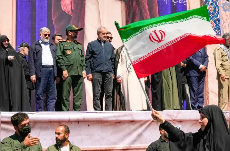 Presiden Masoud Pezeshkian di atas panggung bersama para pejabat selama parade bergaya militer di Teheran