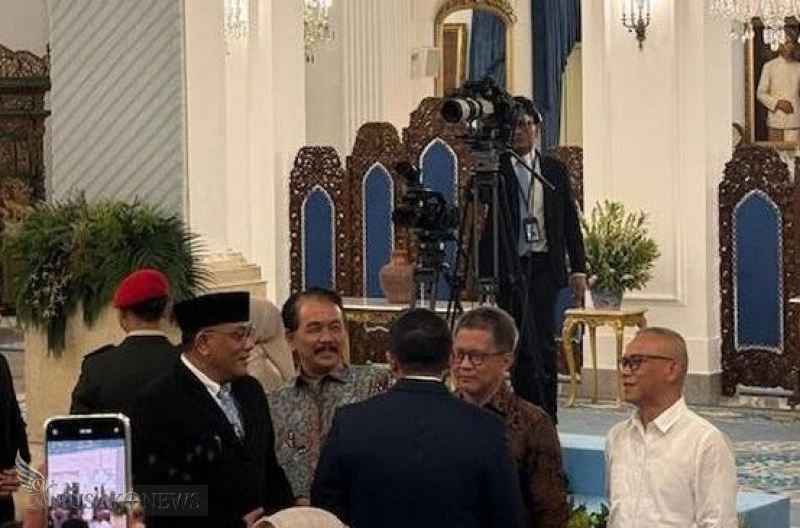 Potret Kedekatan Teddy dengan Rocky Gerung dan Syahganda di Istana