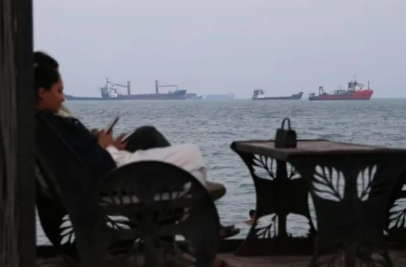 Selat Hormuz Memanas! Iran Hantam Kapal Tanker UEA, AS Luncurkan Serangan Malam Ketiga