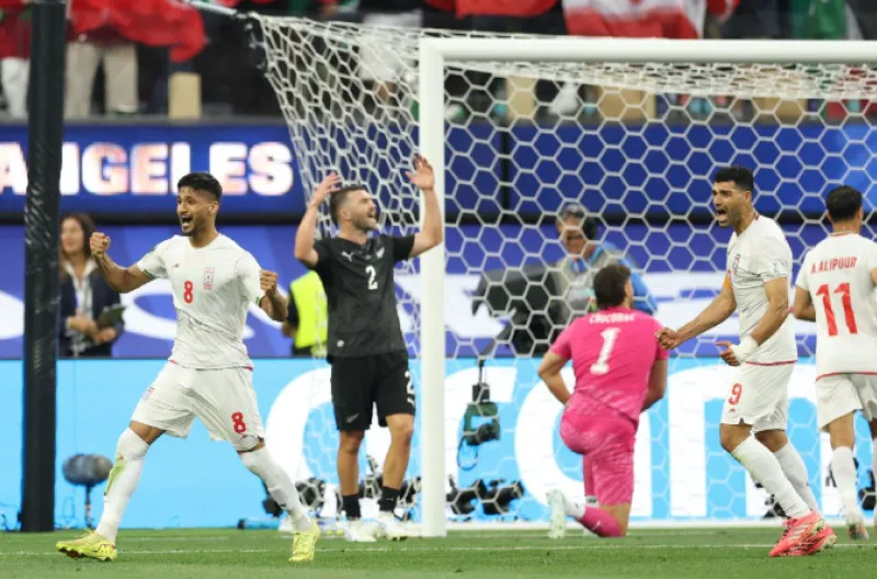 Para pemain Iran merayakan setelah mencetak gol melawan Selandia Baru di Piala Dunia.