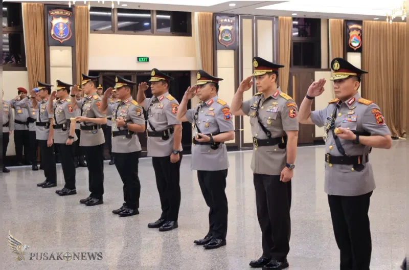 Polri melaksanakan upacara serah terima jabatan (sertijab) Inspektur Pengawasan Umum (Irwasum) Polri dan empat Kepala Kepolisian Daerah (Kapolda) di Rupattama Mabes Polri, Jakarta, Jumat (9/10/2026)