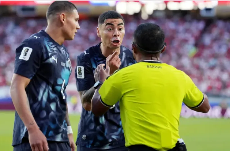 Miguel Almiron dari Paraguay berdebat dengan wasit Ivan Barton