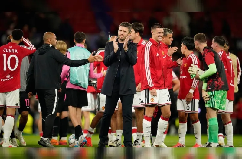 Manchester United kalah 0-3 dari Bournemouth di Old Trafford, di tengah tekanan terhadap pelatih Michael Carrick.