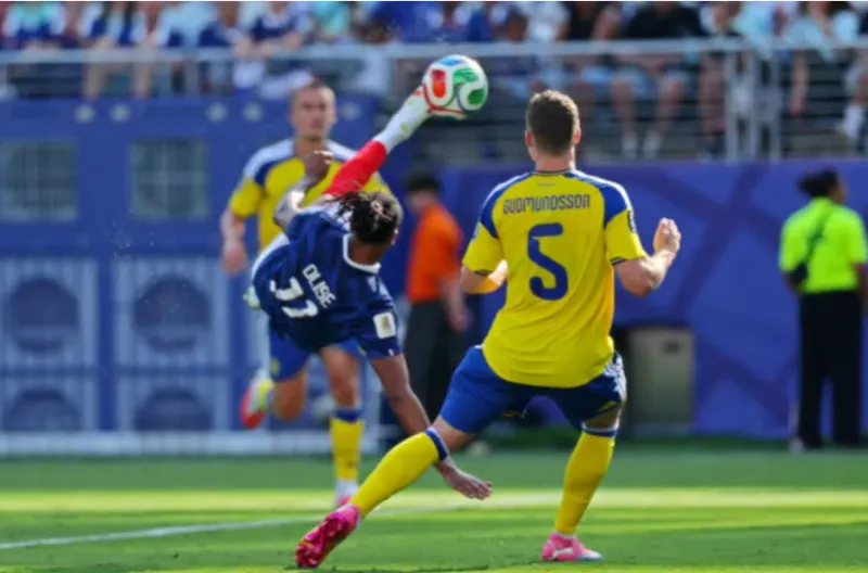 Michael Olise salto yang nyaris gol