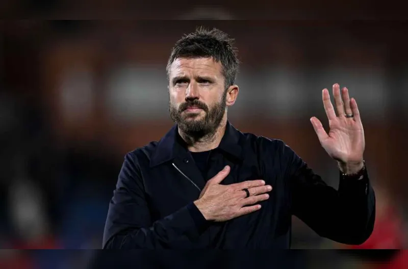 Michael Carrick mengangkat kedua tangannya sebagai permintaan maaf kepada pendukung tim tamu setelah Manchester United dihancurkan 4-1 oleh Como pada Rabu malam