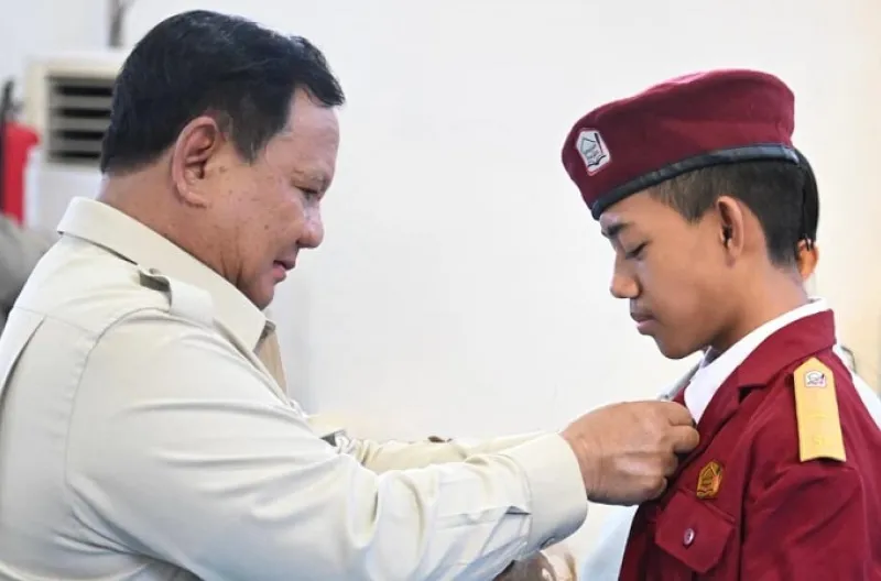 Presiden Prabowo bersama perwakilan siswa Sekolah Rakyat Menengah Pertama (SRMP) 17 Tabanan, Bali, pada Minggu, 7 Juni 2026.