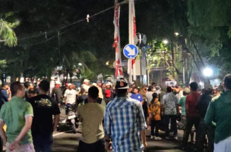 Sejumlah rekan dan keluarga K (23) korban tewas dalam peristiwa bentrokan di Jalan Tambak l, Pegangsaan, Menteng, Jakarta Pusat mendatangi Polsek Menteng, Minggu (26/7/2026) malam