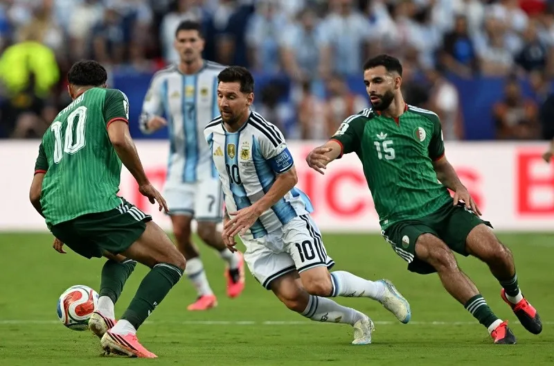 Argentina Awali Misi Pertahankan Gelar, Taklukkan Aljazair 3-0 dan Messi Cetak Hat-trick Bersejarah
