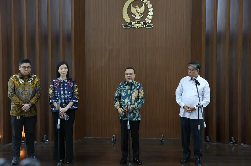 Wakil Ketua DPR RI, Sufmi Dasco Ahmad saat Konferensi Pers bersama Presiden Direktur PT Tokopedia Stefanie Susilo serta Menaker RI Yassierli yang digelar di selasar Gedung Nusantara III, DPR RI, Senayan, Jakarta, Senin (6/7/2026)