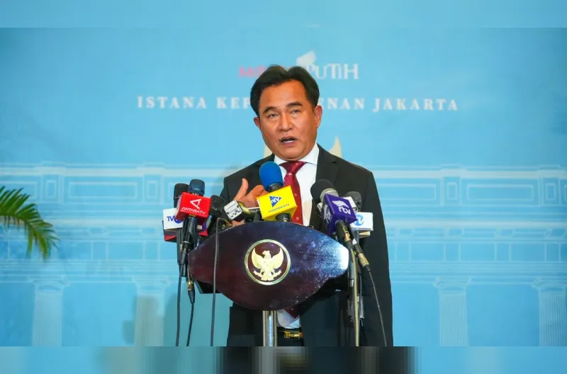 Menteri Koordinator Bidang Hukum, Hak Asasi Manusia, Imigrasi, dan Pemasyarakatan Yusril Ihza Mahendra memberikan keterangannya usai diterima Presiden Prabowo di Kompleks Istana Kepresidenan, Jakarta, pada Senin, 26 Oktober 2026
