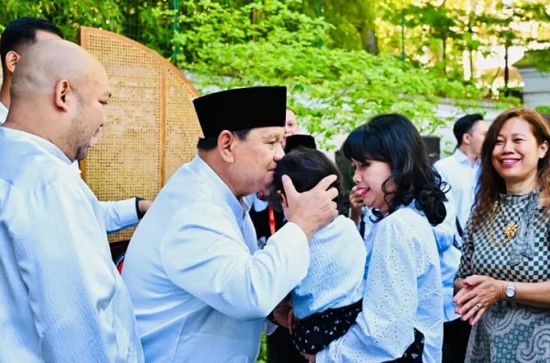 Presiden Republik Indonesia Prabowo Subianto beramah tamah dengan WNI dan diaspora usai melaksanakan salat Iduladha 1447 Hijriah di Wisma Indonesia, Paris, Prancis, pada Rabu, 27 Mei 2026