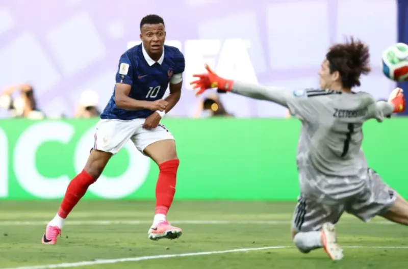 Mbappe mencetak gol ketiga timnya melewati kiper Swedia, Jacob Widell Zetterstrom.