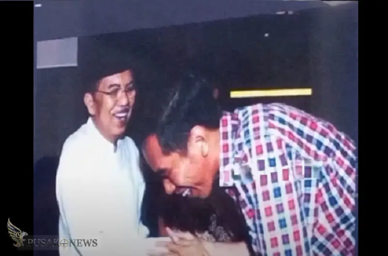 Momen Jokowi Mencium Tangan JK yang berperan penting dalam proses perpolitikan Jokowi dari Gubernur DKI hingga jadi Presiden.