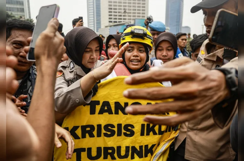 Berdasarkan keterangan yang dihimpun dalam bahan, sebanyak 11 orang sempat diamankan. Lima di antaranya merupakan anggota tim penyelamat atau rescue dan awak pers pendukung.
