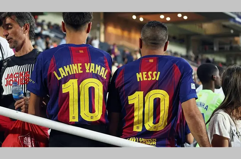 Messi meninggalkan Barcelona menuju Paris Saint-Germain pada tahun 2021, dua tahun sebelum debut Yamal yang berusia 15 tahun, yang kemudian mewarisi nomor punggung 10 pada tahun 2025.