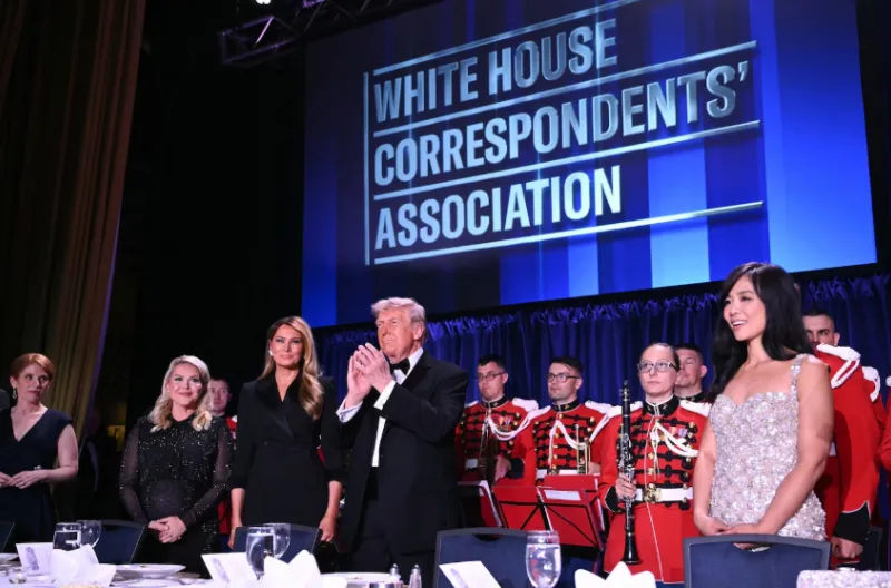 Dalam foto arsip tanggal 25 April 2026 ini, jurnalis Karen Travers, Sekretaris Pers Gedung Putih Karoline Leavitt, Ibu Negara Melania Trump, Presiden Donald Trump, dan koresponden senior Gedung Putih CBS News Weijia Jiang menghadiri makan malam Koresponde