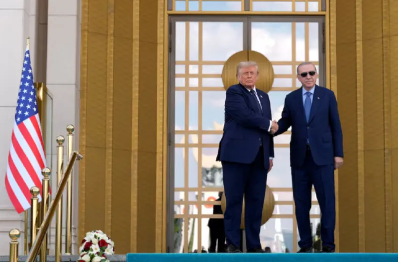 Presiden Donald Trump berjabat tangan dengan Presiden Turki Recep Tayyip Erdogan saat tiba untuk KTT NATO di Ankara, Turki, pada hari Selasa.
