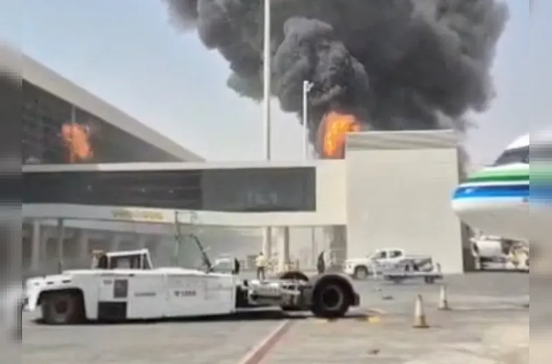 Rekaman pengawasan menunjukkan asap dan api pada saat serangan di Bandara Internasional King Khalid di Riyadh, Arab Saudi
