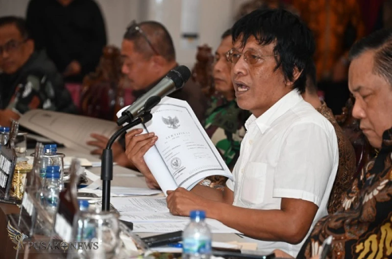 Wakil Ketua Badan Aspirasi Masyarakat (BAM) DPR RI Adian Napitupulu saat memimpin Kunjungan Kerja BAM DPR RI di Pekanbaru, Kamis (16/4/2026).