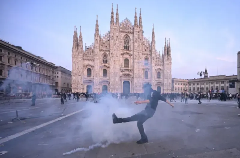 Para demonstran Italia bentrok dengan polisi di Piazza Duomo di Milan