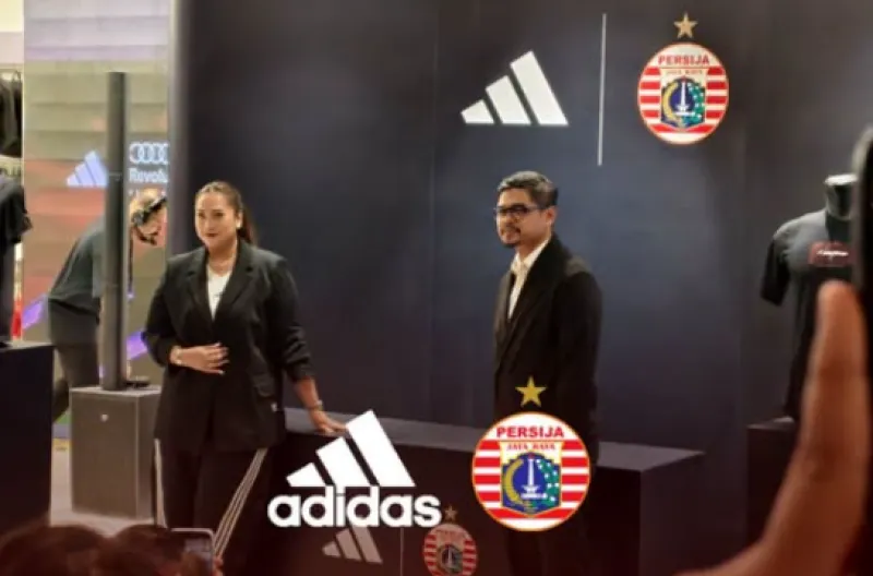Direktur Olahraga Persija, Bambang Pamungkas dengan Senior Manager Brand Activation Adidas Indonesia, Cinita Dewi Mayakatri