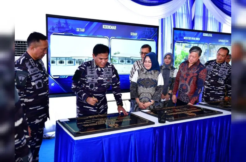 Kepala Staf Angkatan Laut (Kasal) Laksamana TNI Dr. Muhammad Ali didampingi Ketum Jalasenastri Ny. Fera Muhammad Ali meresmikan pembangunan dan perbaikan sejumlah sarana dan prasarana pendidikan di lingkungan Kodiklatal, Sabtu (17/10/2026)