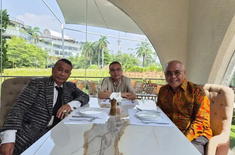 Wakil Ketua DPR RI sekaligus Ketua Harian Partai Gerindra, Sufmi Dasco Ahmad, memfasilitasi pertemuan antara pengacara Hotman Paris Hutapea dan Ketua Umum Persatuan Wartawan Indonesia (PWI), Akhmad Munir. Instagram: @sufmi_dasco