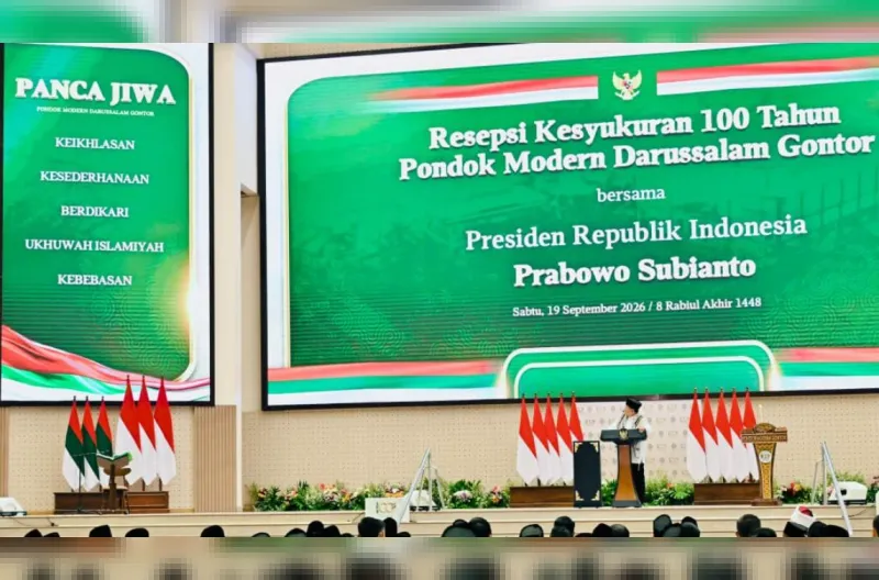 Presiden Prabowo Subianto memberikan sambutannya saat menghadiri Resepsi Kesyukuran 100 Tahun Pondok Modern Darussalam Gontor (PMDG) yang digelar di Balai Pertemuan Pondok Modern (BPPM), Pondok Modern Darussalam Gontor Putra Kampus Pusat, Kabupaten Ponoro