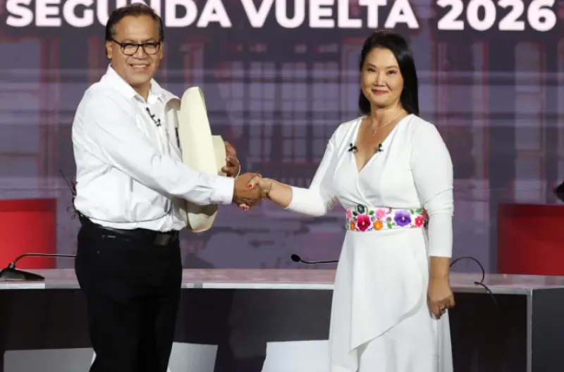 Keiko Fujimori berjabat tangan dengan rivalnya di putaran kedua, Roberto Sanchez, selama debat yang disiarkan televisi di Lima, Peru, pada 31 Mei