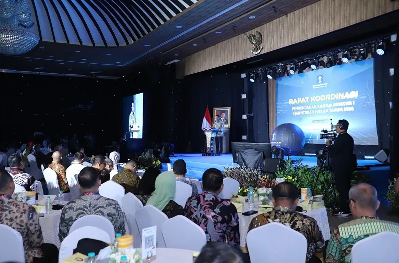Menteri PANRB Rini Widyantini saat menghadiri  Rapat Koordinasi Pengendalian Kinerja Semester 1 Kementerian Hukum Tahun 2026, di Gedung Kementerian Hukum, Jakarta, Kamis (2/7/2026).