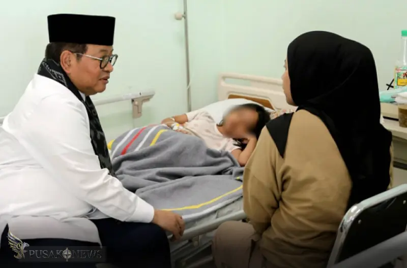 Gubernur DKI Jakarta, Pramono Anung menjenguk langsung kondisi puluhan siswa yang menjadi korban dugaan keracunan makanan usai mengonsumsi menu program Makan Bergizi Gratis (MBG) di kawasan Pondok Kelapa, Jakarta Timur.
©PusakoNews.com/bj