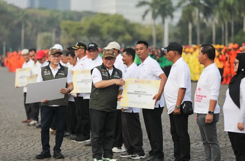 Pramono dan Zulkifli Hasan memberikan penghargaan kepada RW yang telah melakukan pemilahan sampah