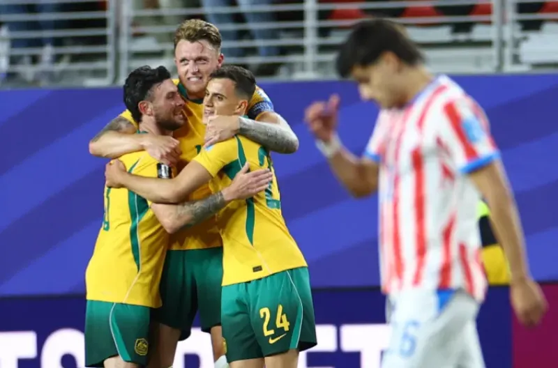 Harry Souttar dari Australia, Aiden O'Neill dan Paul Okon-Engstler merayakannya setelah pertandingan