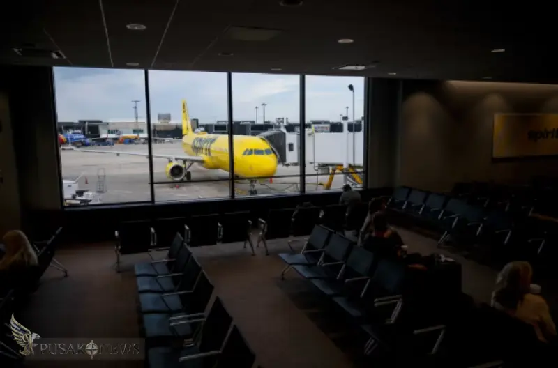 Sebuah pesawat Spirit Airlines terlihat di Bandara Internasional Baltimore Washington Thurgood Marshall di Baltimore, Maryland