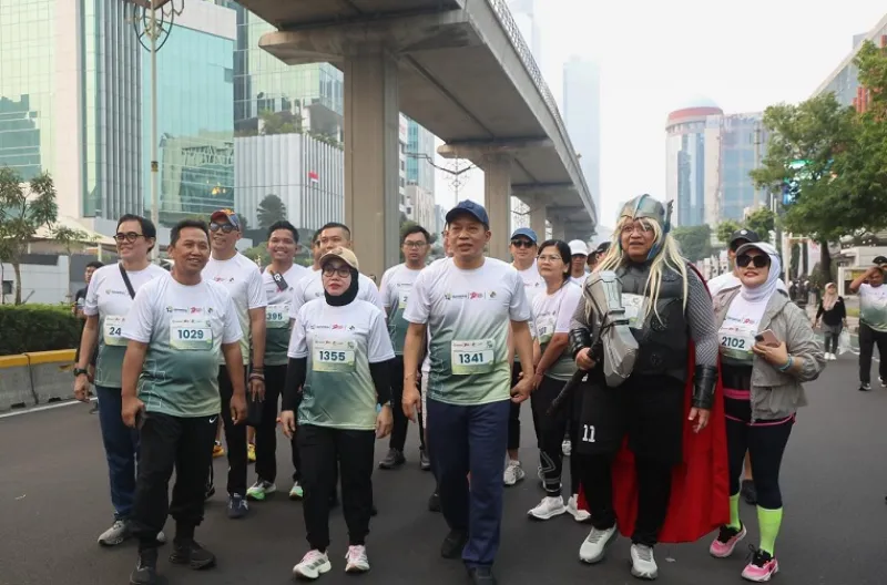 Menteri Koperasi RI meramaikan acara dengan berjalan bersama peserta yang mengenakan kostum unik