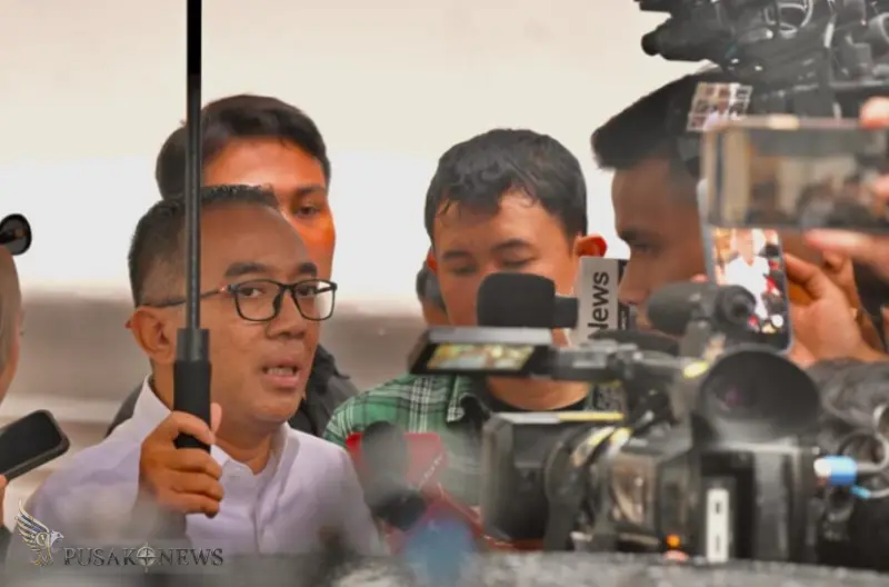 Menteri Pendidikan Tinggi, Sains, dan Teknologi (Mendiktisaintek) Brian Yuliarto, menyampaikan keterangan pers usai diterima Presiden di Istana Merdeka, Jakarta