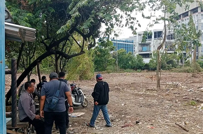 Polisi memeriksa lokasi TKP bentrokan warga di Kebon Kacang, Tanah Abang Jakarta Pusat, Rabu (18/12/2024)