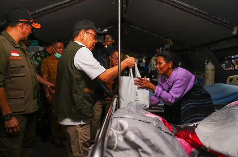 Menko PMK bersama Kepala Badan Nasional Penanggulangan Bencana (BNPB) Suharyanto meninjau RSUD Ruteng, Kabupaten Manggarai, pada Minggu, 16 Agustus 2026.