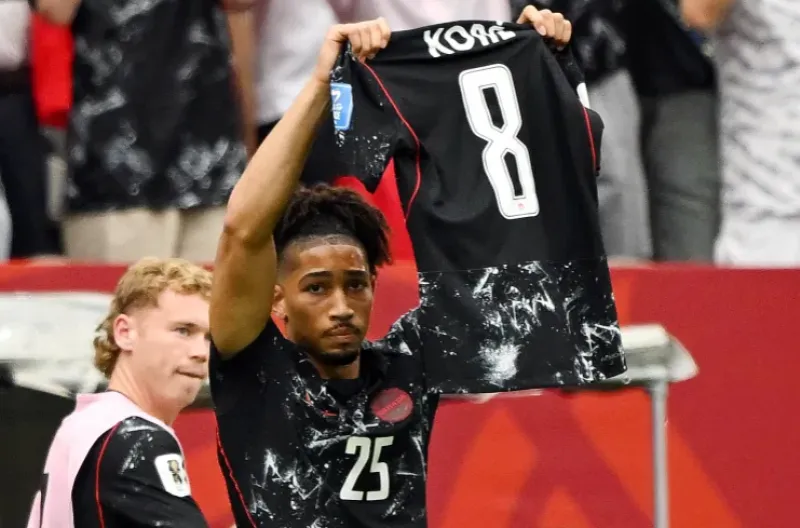 Nathan Saliba dari Kanada mengangkat baju rekan setimnya Ismael Kone yang cedera setelah mencetak gol keempat mereka