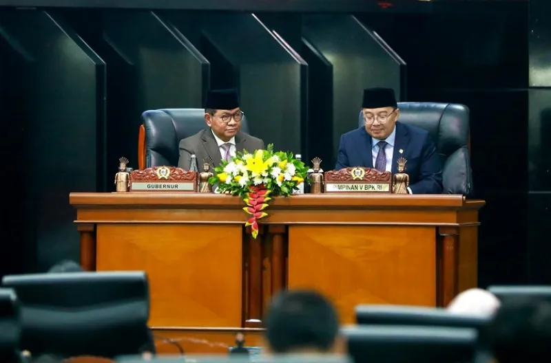 Gubernur Pramono menghadiri Paripurna DPRD bersama Anggota V BPK RI, Bobby Adhityo Rizaldi