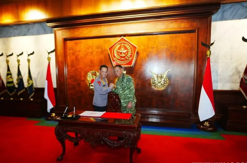 Kapolri Jenderal Listyo Sigit Prabowo bersama jajaran Pejabat Utama (PJU) Mabes Polri melakukan silaturahmi dengan Panglima TNI Jenderal Agus Subiyanto di Mabes TNI, Cilangkap, Jakarta Timur, Senin (13/7)