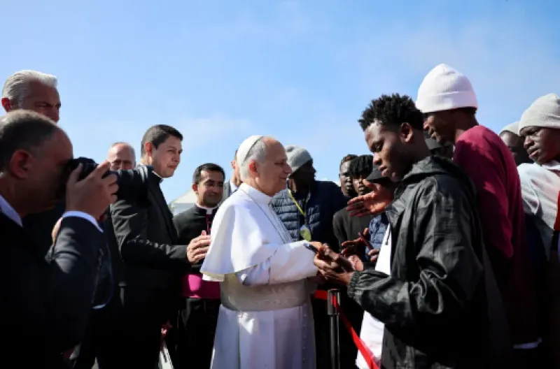 Paus Leo XIV menyapa para migran di pusat migran "Las Raices" di San Cristobal de La Laguna, Tenerife, Kepulauan Canary, Spanyol