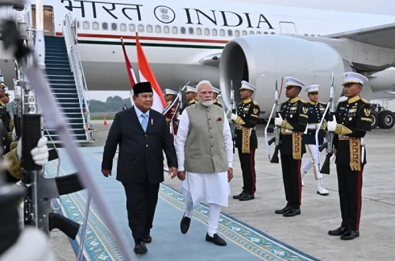 Dikawal 5 Jet Tempur, Kedatangan PM Narendra Modi ke Indonesia Disambut Langsung Presiden Prabowo