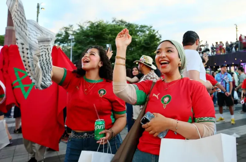 Para penggemar Maroko merayakan kemenangan tim mereka di sebuah acara nonton bareng di New York