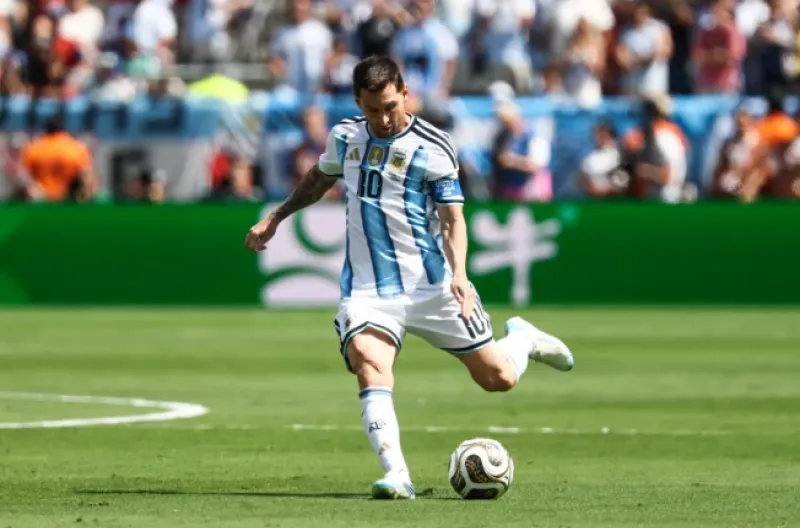 Lionel Messi dari Argentina berupaya memicu serangan