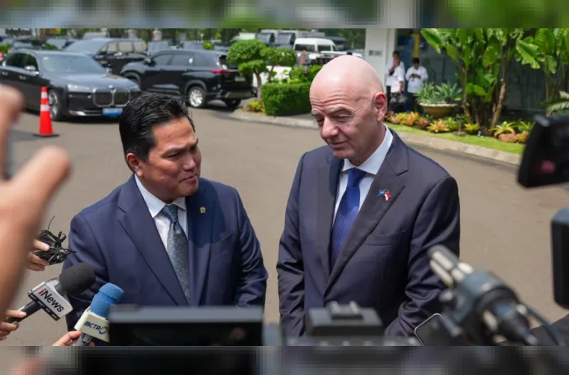 Presiden Federasi Sepak Bola Internasional (FIFA) Gianni Infantino (kanan) bersama Menteri Pemuda dan Olahraga Erick Thohir tiba di Kompleks Istana Kepresidenan, Jakarta, pada Senin, 5 Oktober 2026, untuk melakukan pertemuan dengan Presiden Prabowo Subianto.