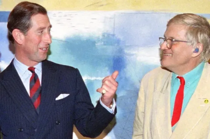Raja Charles, yang difoto bersama David Hockney pada tahun 1994 ketika masih berstatus Pangeran Wales, mengatakan bahwa seniman itu adalah "teman yang sangat baik".